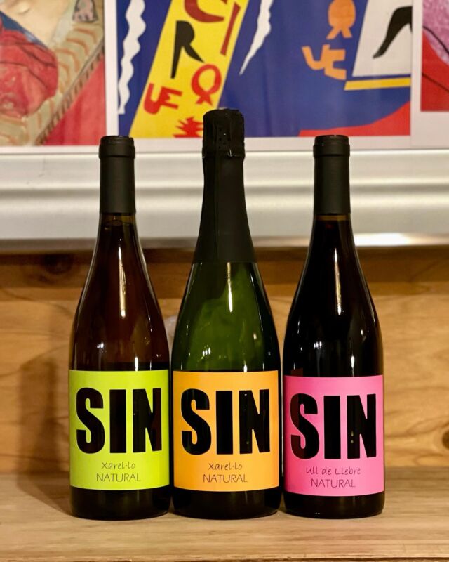 VINOGRADにとって新しい国、スペインのワインをご紹介します！
SINの意味はスペイン語とフランス語で、“それ以外ない”“無し”と言う意味です。　化学肥料無し、品種もブレンドなしの1品種、醸造は手を加えること無し、添加物無し、酸化防止剤ゼロ。SINプロジェクトはカタルーニャ地方ペネデスの土地でオーガニックのぶどうを栽培する、アレックス・ライオスと、一切の添加物を使用しない醸造でかつ、テロワールをしっかりと表現した素晴らしいワインを造るアモス・バネレスによる新しいプロジェクトです。
彼らのワインの美しい特徴は、飲み易く品種の特徴を表現しつつ、直球な味わい。ペネデスの他のワインとの違いを見せ付けています。

🍇　SIN Cava Xarel-lo シン カヴァ チャレッロ　2021　D.O.Cava 　
チャレッロ種は、スペインのシャンパーニュ方式で造られるスパークリングワイン、カヴァの生産に使われる3品種のうちの1つでです。
細かくクリーミーな泡立ち。シャープなアタックでフレッシュさもあり、上質でドライなクリアなアフターを楽しめる逸品です。
お値段もお手頃でこれからの年末年始にみんなで気軽にワイワイ楽しめるスパークリングワインで間違いなし！

🍇 SIN Xarel-lo チャレッロ 2022 D.O.Penedès 
チャレッロのこちらはスティルワイン。
クリアなグリーンイエロー色、リンゴや若いカリンにミントのアロマを感じます。ドライなアタックにジューシーな二十世紀梨の果実味がアフターに溢れ出します。

🍇SIN Ull de Llebre シン ウイ・ダ・リェブレ 2021
スペインの代表であるテンプラニーリョ。酸とフレッシュさの追求で全体の2/3を早く収穫しプレス、遅めに収穫した完熟させたブドウは醸し、ステンレスタンクで発酵・熟成。
摘みたてカシスやプルーン、白胡椒の香り、ほんのりプチプチとしたガス感も感じるかもしれません。柔らかいアタックとタンニン、酸味とタンニンのバランスよく力強さのある逸品です。

店頭・オンラインショップで販売中です！
お気軽にお問合せください😀

@amosbaneresvinyero
@alexruizmasachs

#🍇jp
#自然派ワイン
#自然派ワインのお店
#自然派ワインショップVinograd
#vinograd
#vinogradjp
#naturalwine
#vinnature
#wine
#ワイン好きな人と繋がりたい
#亀岡市